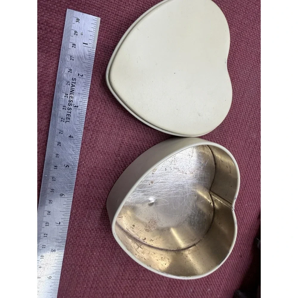 1986 Vintage Willitts Heart Tin Made In‎ Hong Kong